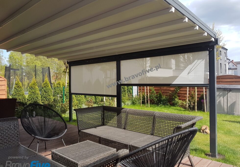Pergola EVA z podniesionymi screenami i otwartą strefą tarasu &ndash; Świnoujście