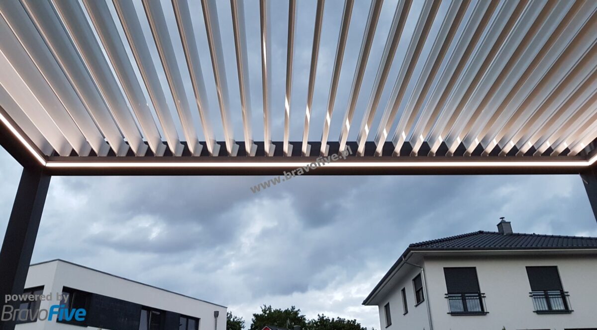 nowoczesna pergola aluminiowa z dachem lamelowym, nowoczesne zadaszenie tarasu