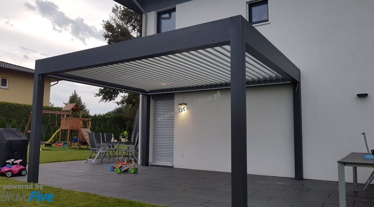 nowoczesna pergola aluminiowa z dachem lamelowym, nowoczesne zadaszenie tarasu