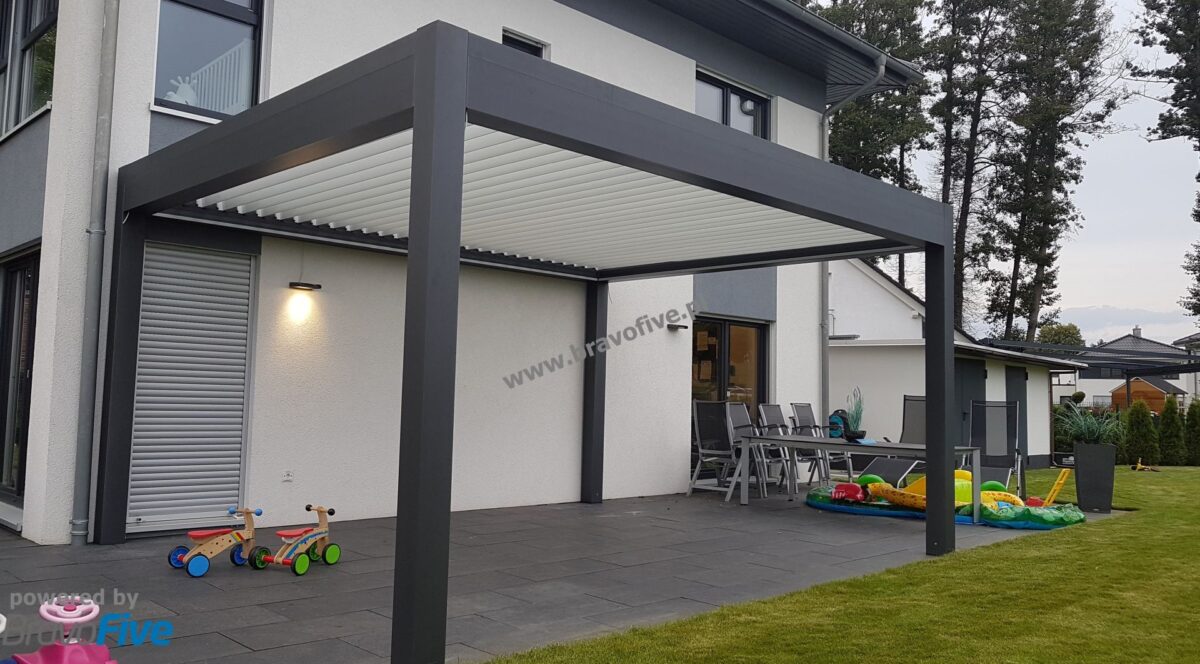 nowoczesna pergola aluminiowa z dachem lamelowym, nowoczesne zadaszenie tarasu