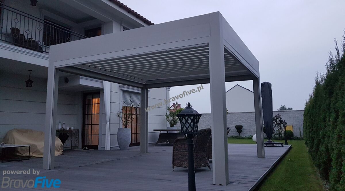 nowoczesna pergola aluminiowa z dachem żaluzjowym, nowoczesne zadaszenie tarasu, screeny, rolety boczne