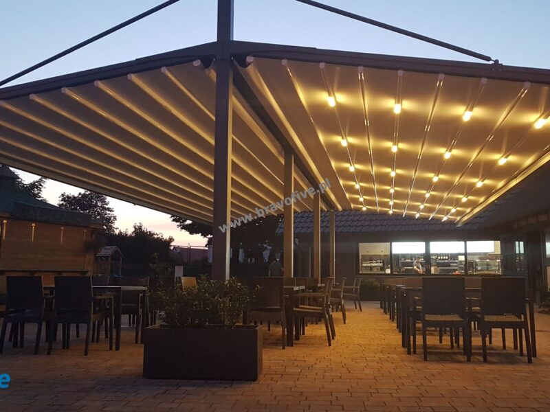 nowoczesne zadaszenie ogródka gastronomicznego, pergola z ruchomym dachem, zadaszenie ruchome, oświetlenie LED, nowoczesna pergola aluminiowa