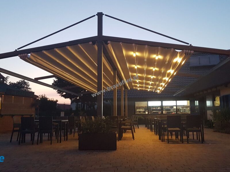 nowoczesne zadaszenie ogródka gastronomicznego, pergola z ruchomym dachem, zadaszenie ruchome, oświetlenie LED, nowoczesna pergola aluminiowa