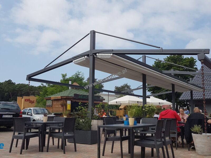 nowoczesne zadaszenie ogródka gastronomicznego, pergola z ruchomym dachem, zadaszenie ruchome, oświetlenie LED, nowoczesna pergola aluminiowa