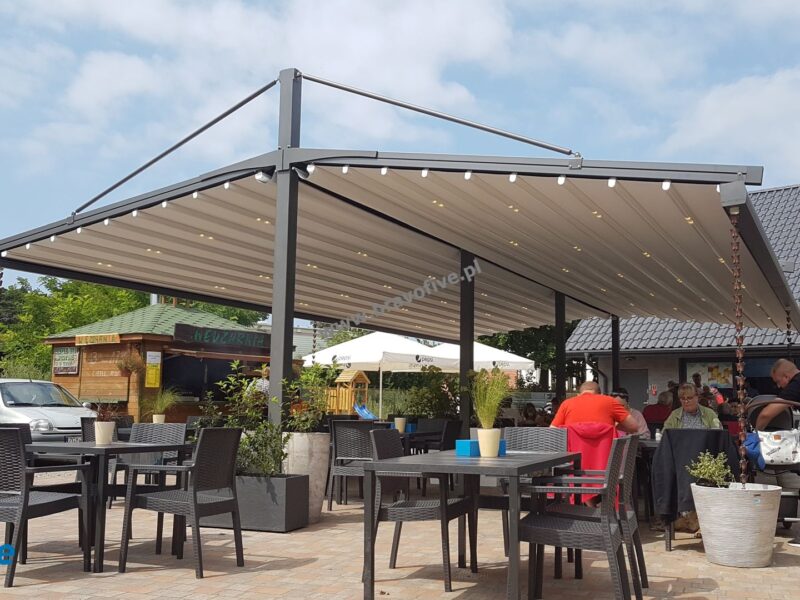 nowoczesne zadaszenie ogródka gastronomicznego, pergola z ruchomym dachem, zadaszenie ruchome, oświetlenie LED, nowoczesna pergola aluminiowa