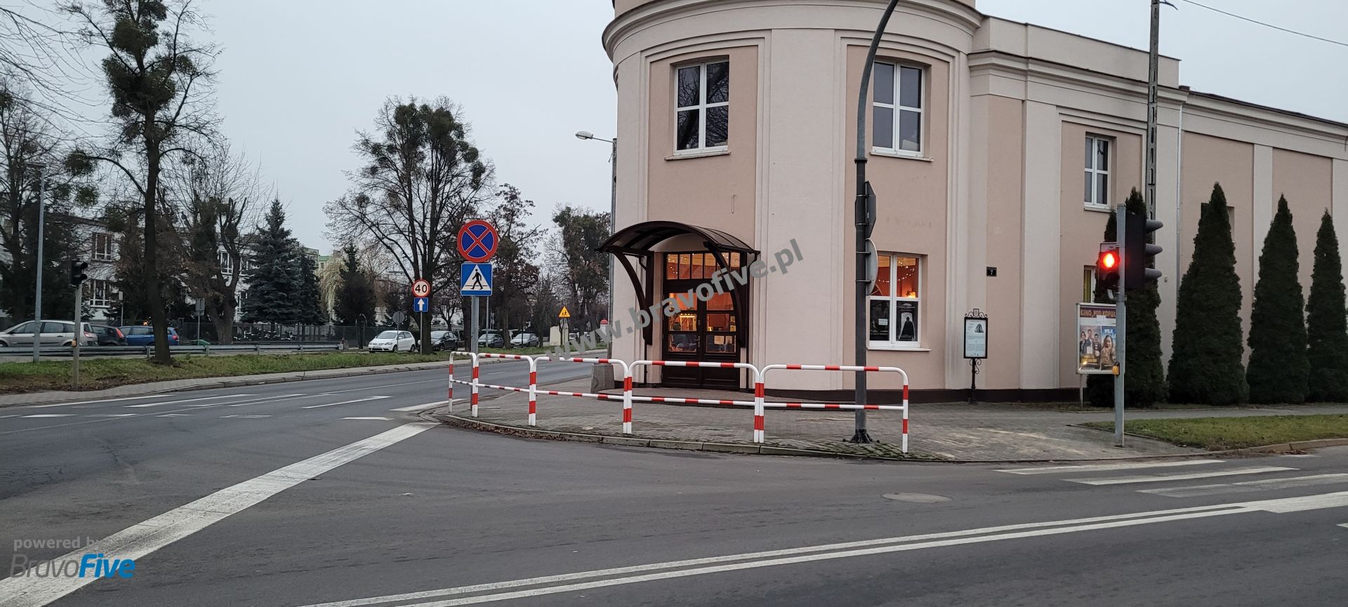 zadaszenie wejścia, zadaszenie drzwi wejściowych, zadaszenie drzwi z drewna, ekskluzywne zadaszenie wejścia, zadaszenie drzwi z poliwęglanu