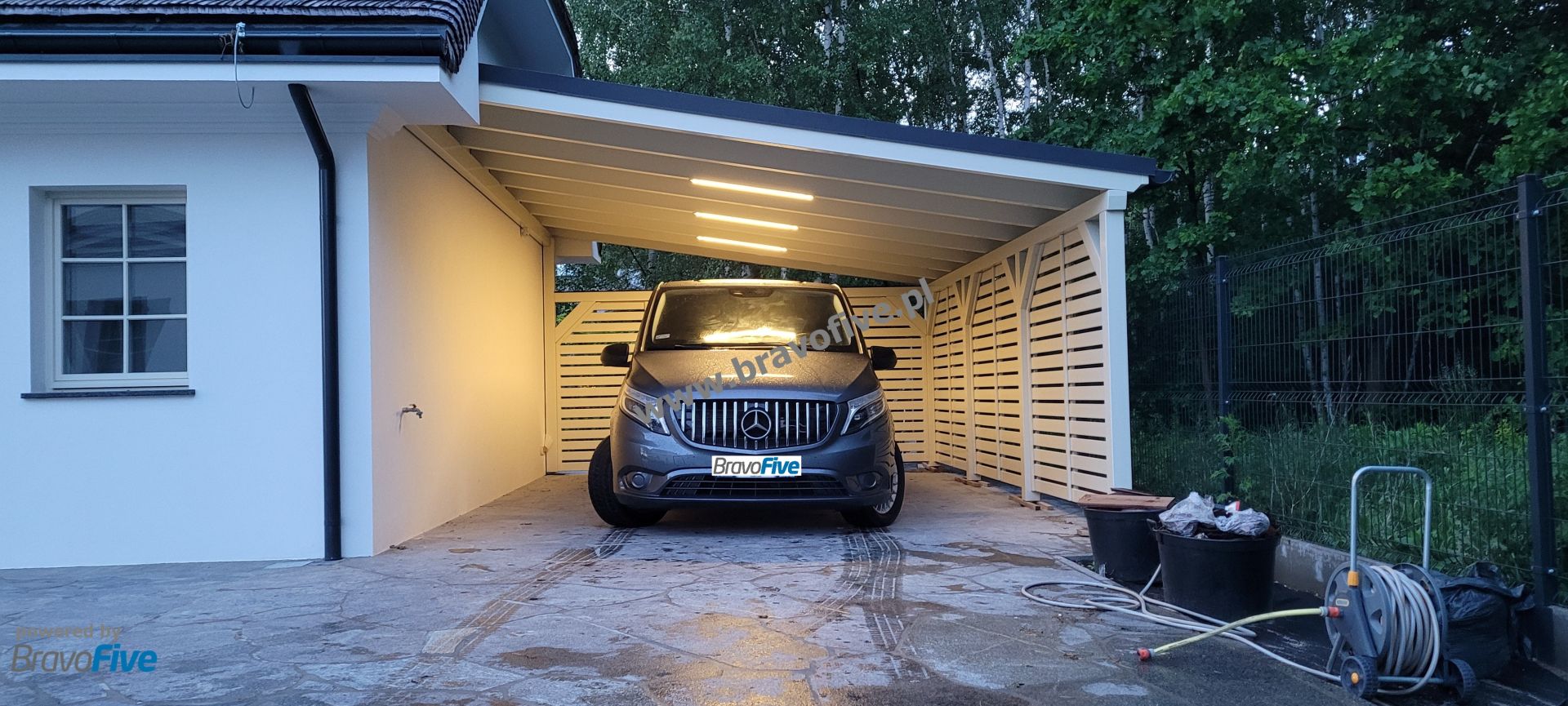 carport lw ze ściankami ażurowymi i oświetleniem led