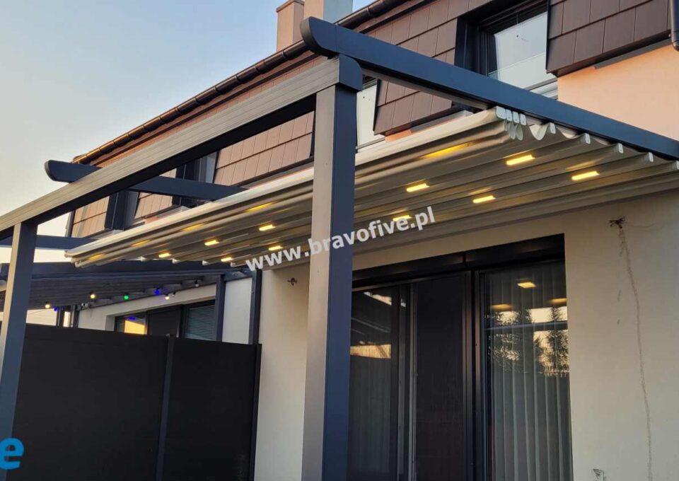 Pergola RS 1300 z membraną cream i konstrukcją antracytową