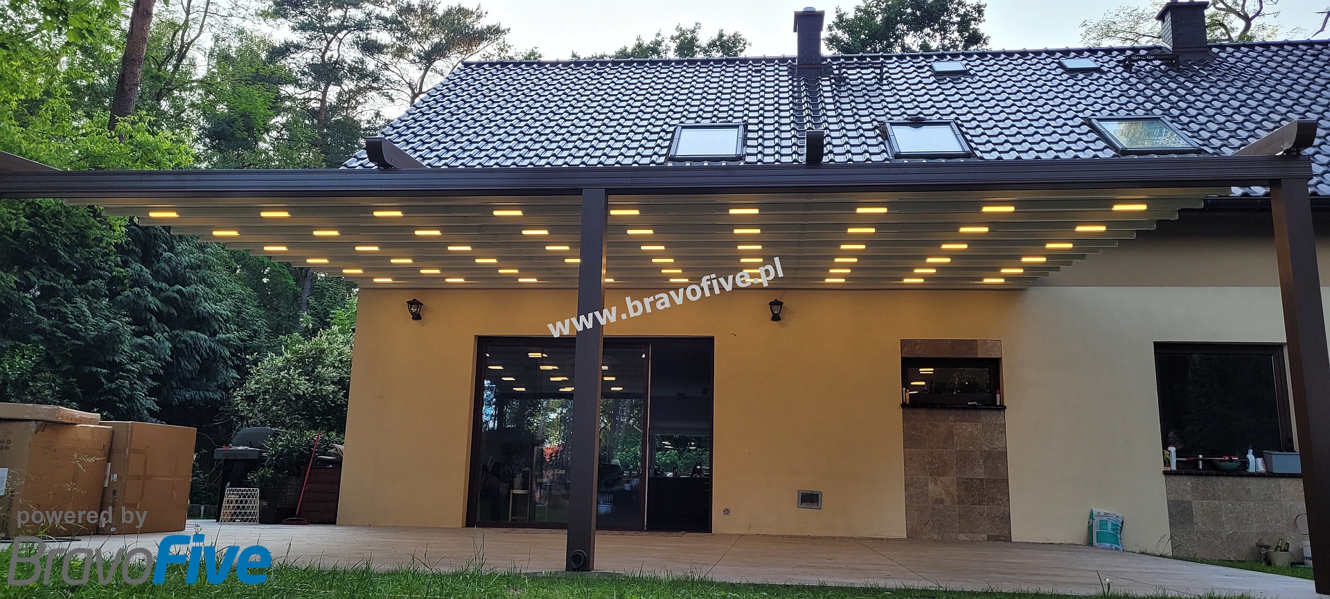 Pergola aluminiowa z otwieranym dachem