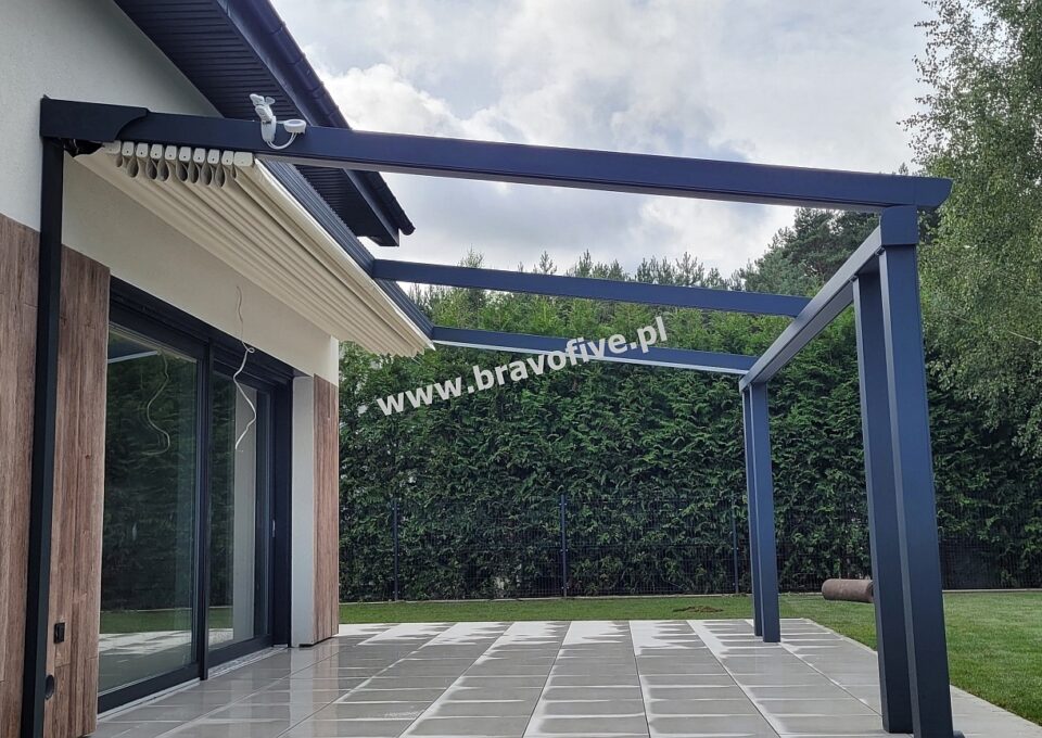 Rozsuwane zadaszenie tarasu z aluminiową konstrukcją