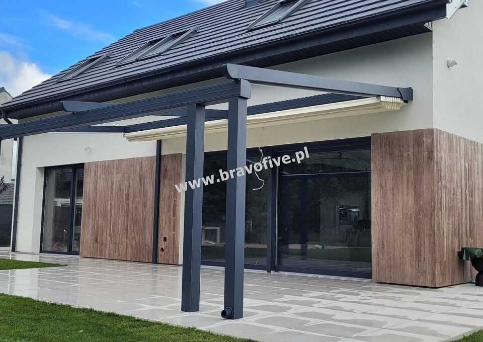Pergola przy domu z otwieranym zadaszeniem tarasu