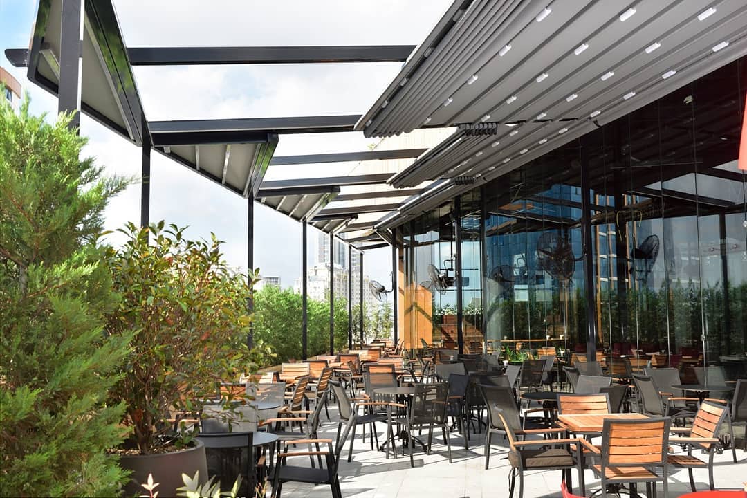 Pergola RS 1300 Flat z otwieranym dachem &ndash; taras restauracyjny