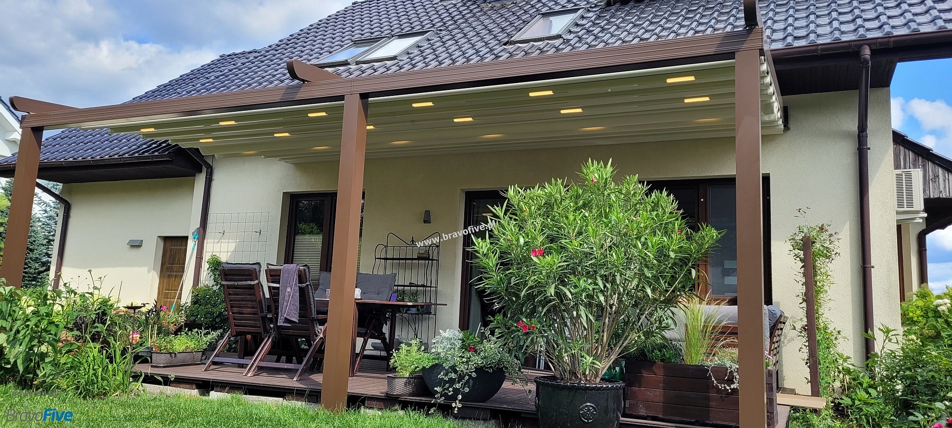 Nowoczesna aluminiowa pergola przyścienna RS 1300 o wymiarach 7x4m zamontowana na tarasie domu w Mierzynie. Nowoczesna aluminiowa pergola przyścienna RS 1300 o wymiarach 7x4m zamontowana na tarasie domu w Mierzynie.