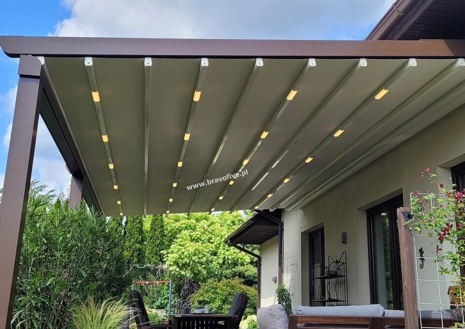Nowoczesna aluminiowa pergola przyścienna RS 1300 o wymiarach 7x4m zamontowana na tarasie domu w Mierzynie.