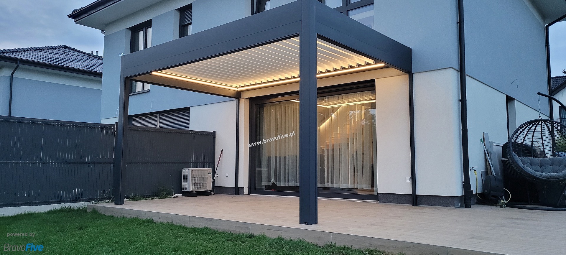 Antracytowa pergola lamelowa z ruchomym dachem przy domu – Dołuje