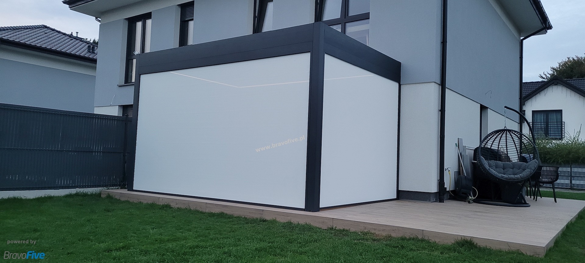 Pergola lamelowa osłonięta screenami ZIIP z trzech stron – Dołuje Pergola lamelowa osłonięta screenami ZIIP z trzech stron – Dołuje