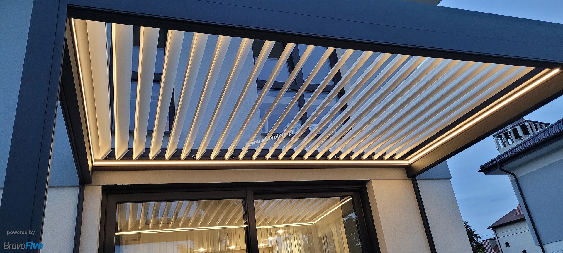Nowoczesna pergola lamelowa z ruchomym dachem i oświetleniem LED – Dołuje Nowoczesna pergola lamelowa z ruchomym dachem i oświetleniem LED – Dołuje