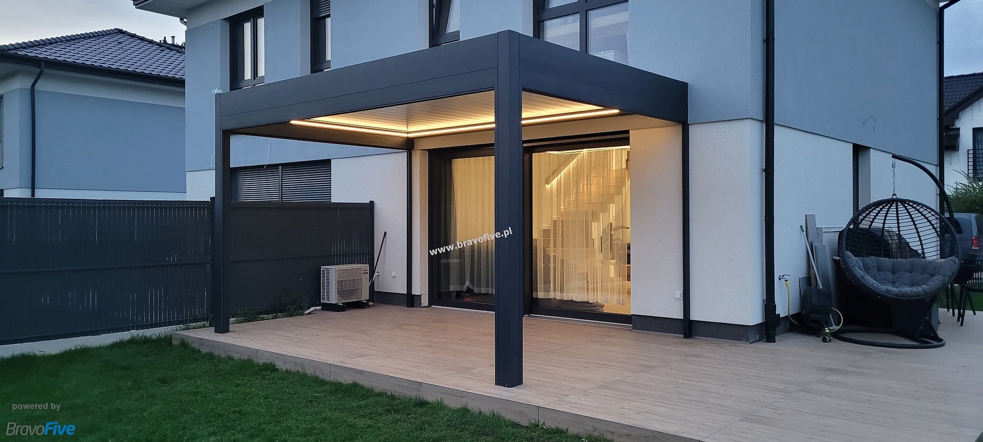 Pergola lamelowa z ruchomym dachem i oświetleniem LED – Dołuje