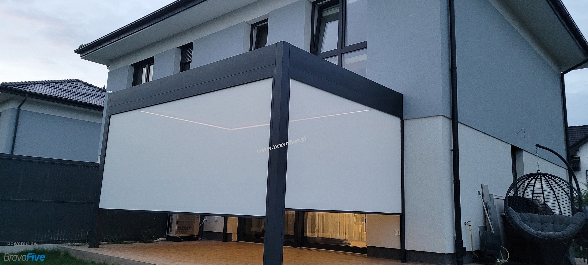 Antracytowa pergola lamelowa przy nowoczesnym domu – Dołuje Antracytowa pergola lamelowa przy nowoczesnym domu – Dołuje