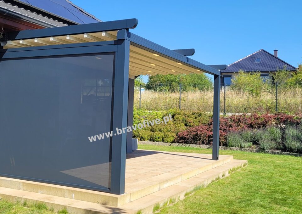 Pergola RS 1300 Flat z roletą ZIIP &ndash; Dołuje
