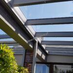 nowoczesne zadaszenie tarasu-pergola tarasowa, ścianka żaluzjowa, dach szklany, firany do zadaszenia nowoczesne zadaszenie tarasu-pergola tarasowa, ścianka żaluzjowa, dach szklany, firany do zadaszenia
