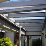 nowoczesne zadaszenie tarasu-pergola tarasowa, ścianka żaluzjowa, dach szklany, firany do zadaszenia, oświetlenie LED nowoczesne zadaszenie tarasu-pergola tarasowa, ścianka żaluzjowa, dach szklany, firany do zadaszenia