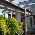 nowoczesne zadaszenie tarasu-pergola tarasowa, ścianka żaluzjowa, dach szklany, firany do zadaszenia