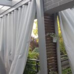 nowoczesne zadaszenie tarasu-pergola tarasowa, ścianka żaluzjowa, dach szklany, firany do zadaszenia