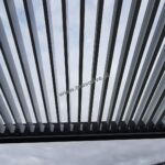 nowoczesna pergola aluminiowa z dachem lamelowym, nowoczesne zadaszenie tarasu