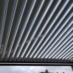 nowoczesna pergola aluminiowa z dachem lamelowym, nowoczesne zadaszenie tarasu