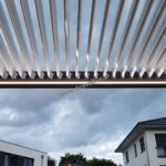 nowoczesna pergola aluminiowa z dachem lamelowym, nowoczesne zadaszenie tarasu