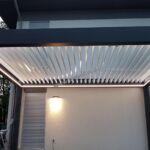nowoczesna pergola aluminiowa z dachem lamelowym, nowoczesne zadaszenie tarasu