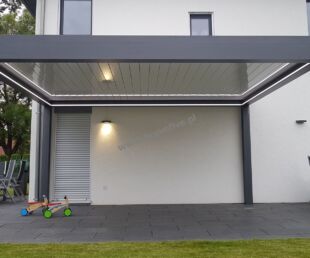 nowoczesna pergola aluminiowa z dachem lamelowym, nowoczesne zadaszenie tarasu