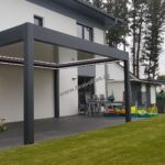 nowoczesna pergola aluminiowa z dachem lamelowym, nowoczesne zadaszenie tarasu