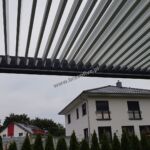 nowoczesna pergola aluminiowa z dachem lamelowym, nowoczesne zadaszenie tarasu