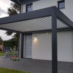 nowoczesna pergola aluminiowa z dachem lamelowym, nowoczesne zadaszenie tarasu