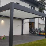 nowoczesna pergola aluminiowa z dachem lamelowym, nowoczesne zadaszenie tarasu