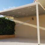 nowoczesne zadaszenie tarasu z ruchomym dachem, zadaszenie tarasu z otwieranym dachem, pergola aluminiowa