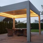 nowoczesna pergola aluminiowa z dachem żaluzjowym, nowoczesne zadaszenie tarasu, screeny, rolety boczne