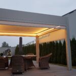 nowoczesna pergola aluminiowa z dachem żaluzjowym, nowoczesne zadaszenie tarasu, screeny, rolety boczne