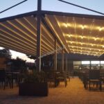 nowoczesne zadaszenie ogródka gastronomicznego, pergola z ruchomym dachem, zadaszenie ruchome, oświetlenie LED, nowoczesna pergola aluminiowa