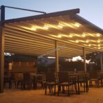 nowoczesne zadaszenie ogródka gastronomicznego, pergola z ruchomym dachem, zadaszenie ruchome, oświetlenie LED, nowoczesna pergola aluminiowa