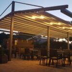 nowoczesne zadaszenie ogr&oacute;dka gastronomicznego, pergola z ruchomym dachem, zadaszenie ruchome, oświetlenie LED, nowoczesna pergola aluminiowa