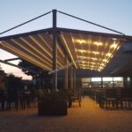 nowoczesne zadaszenie ogródka gastronomicznego, pergola z ruchomym dachem, zadaszenie ruchome, oświetlenie LED, nowoczesna pergola aluminiowa