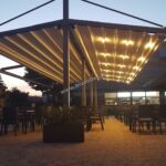 nowoczesne zadaszenie ogr&oacute;dka gastronomicznego, pergola z ruchomym dachem, zadaszenie ruchome, oświetlenie LED, nowoczesna pergola aluminiowa