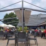 nowoczesne zadaszenie ogr&oacute;dka gastronomicznego, pergola z ruchomym dachem, zadaszenie ruchome, oświetlenie LED, nowoczesna pergola aluminiowa