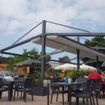 nowoczesne zadaszenie ogr&oacute;dka gastronomicznego, pergola z ruchomym dachem, zadaszenie ruchome, oświetlenie LED, nowoczesna pergola aluminiowa