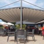 nowoczesne zadaszenie ogr&oacute;dka gastronomicznego, pergola z ruchomym dachem, zadaszenie ruchome, oświetlenie LED, nowoczesna pergola aluminiowa