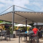 nowoczesne zadaszenie ogródka gastronomicznego, pergola z ruchomym dachem, zadaszenie ruchome, oświetlenie LED, nowoczesna pergola aluminiowa