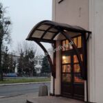 zadaszenie wejścia, zadaszenie drzwi wejściowych, zadaszenie drzwi z drewna, ekskluzywne zadaszenie wejścia, zadaszenie drzwi z poliwęglanu